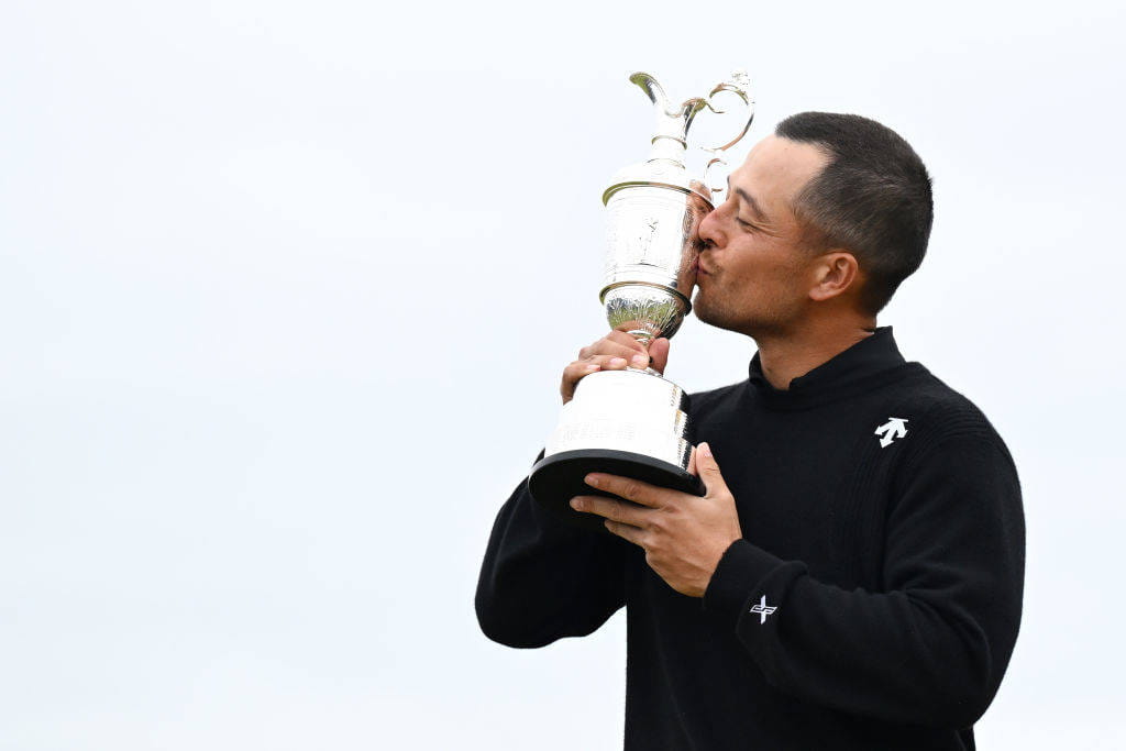 Xander Schauffele kisses the Claret Jug